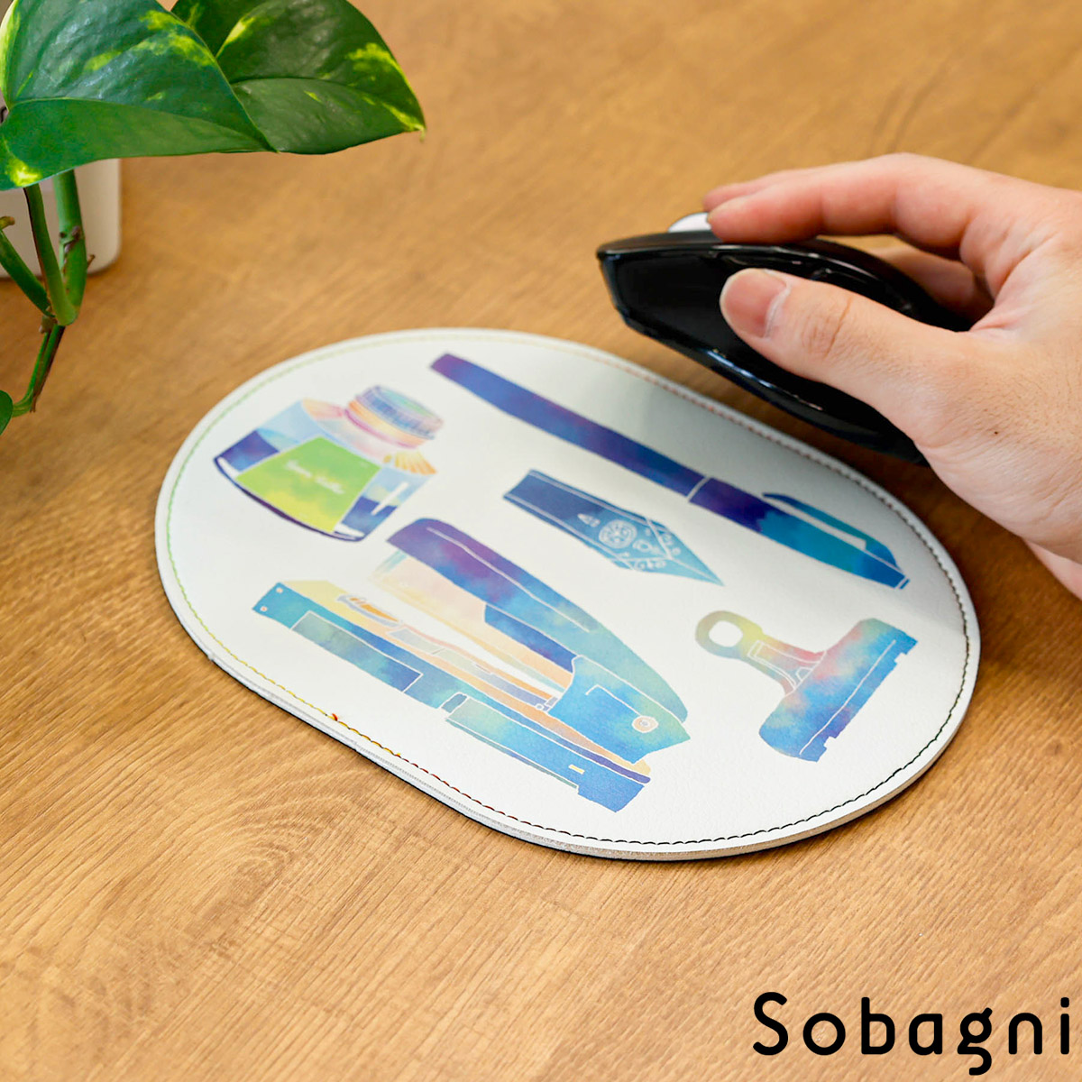 Sobagni ソバニ公式 レザー 国産エシカルレザー ステーショナリー マウスパッド ステッチ ホワイト イラスト 文房具 イクタケマコト 高級 高耐久 撥水 防水 防汚 お手入れ簡単 汚れに強い ウォッシャブル 日本製 合皮 合成皮革 かわいい 楕円 オーバル インテリア雑貨